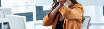 Dolor cervical después de un día frente al ordenador: 7 hábitos para cuidar tu cuello en la oficina