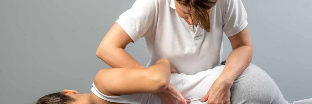 Tratamiento osteopática para hernia discal - FisioClinics La Moraleja