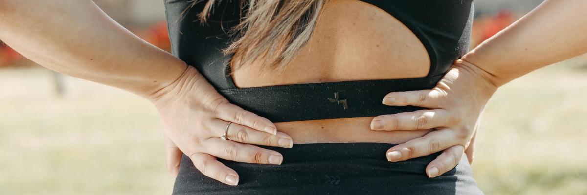 Dolor lumbar tras las vacaciones cómo lo abordamos en FisioClinics La Moraleja (Alcobendas)